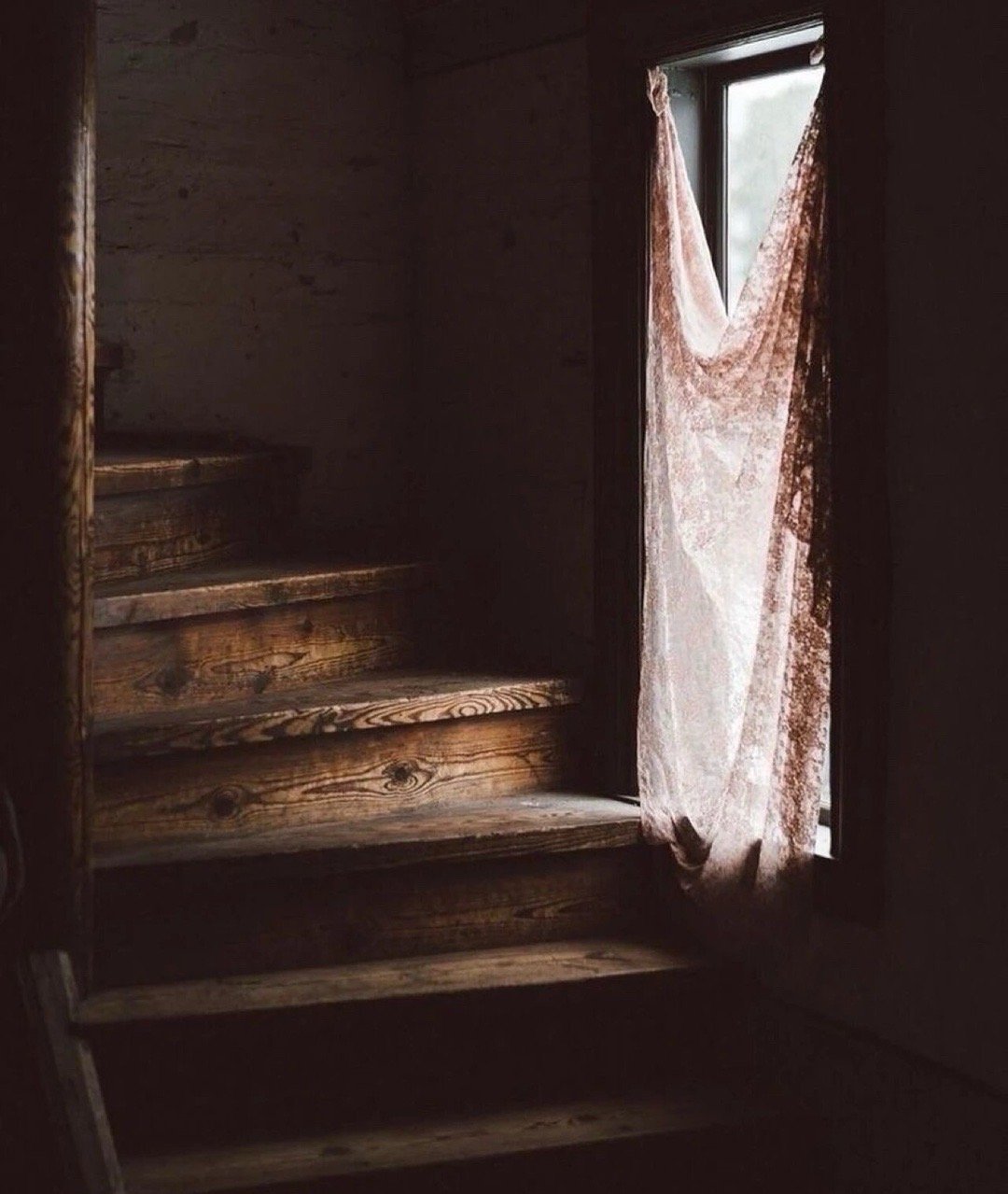 心中没有贪念和亏欠，在任何人面前你都可以做到坦坦荡荡、一身浩气。两者但凡沾惹一个