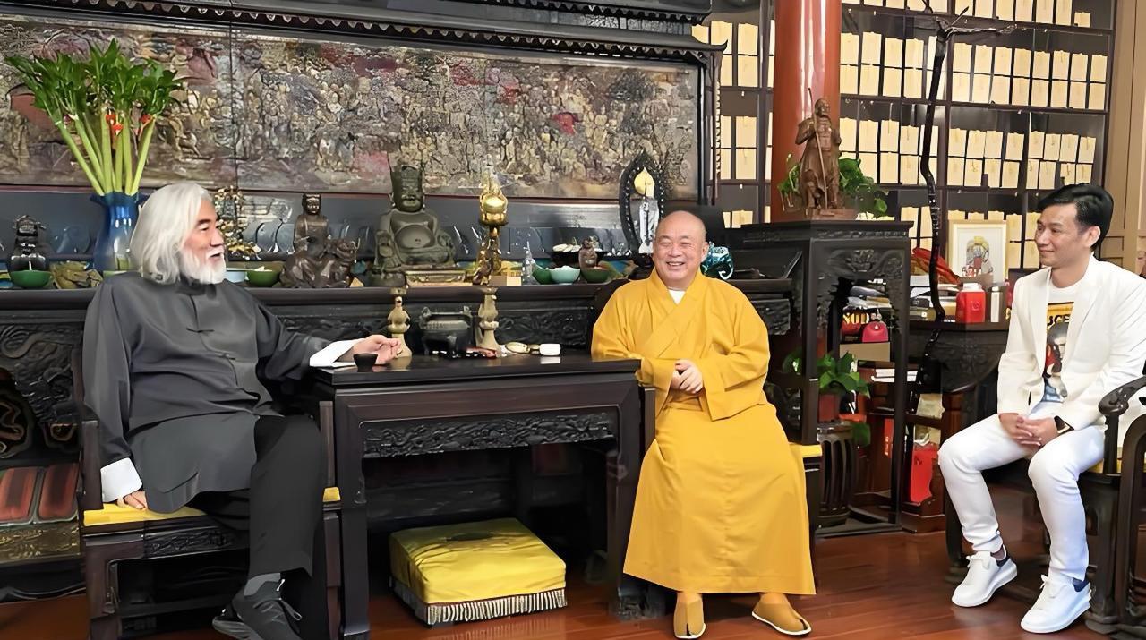 这是著名电影张纪中，到访少林寺时，与少林寺第三十代方丈释永信，一起交谈的画面瞬间