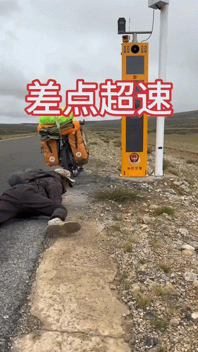 这不可能是现实中的事。这一定是小品吧！[大笑]