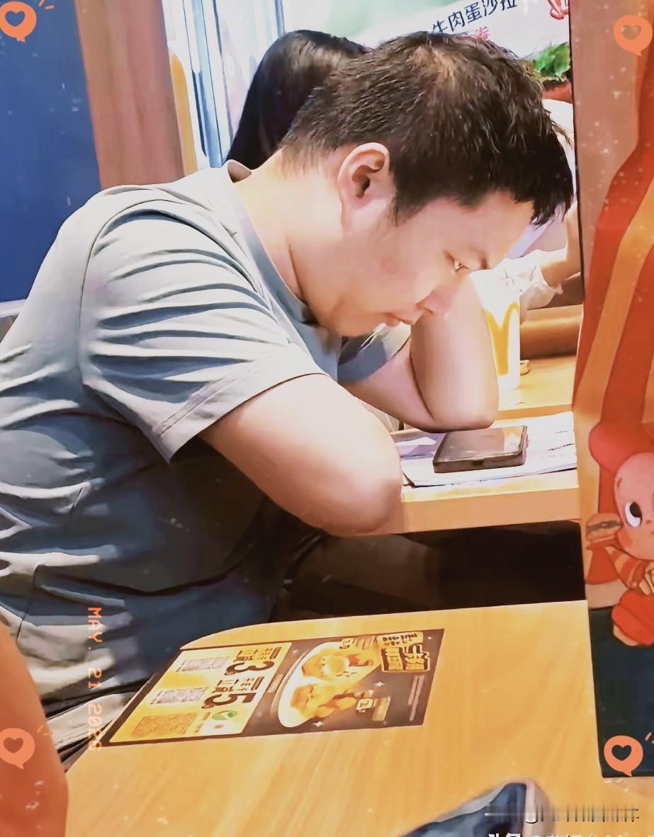 难怪杀哥的室友会害怕，回寝室就赶紧买了奶茶给杀哥，原来杀哥早就看到有人拍下视频还