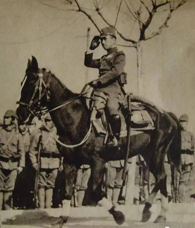 照片拍摄于1937年12月17日，日寇占领南京后的入城仪式上，这头骑着高头大马的