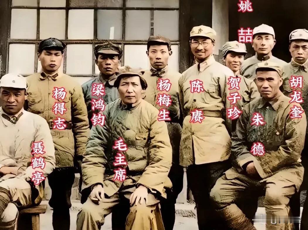 1937年冬，延安抗大门口，毛主席、朱老总、陈赓、杨得志等人的珍贵合影，目光坚定