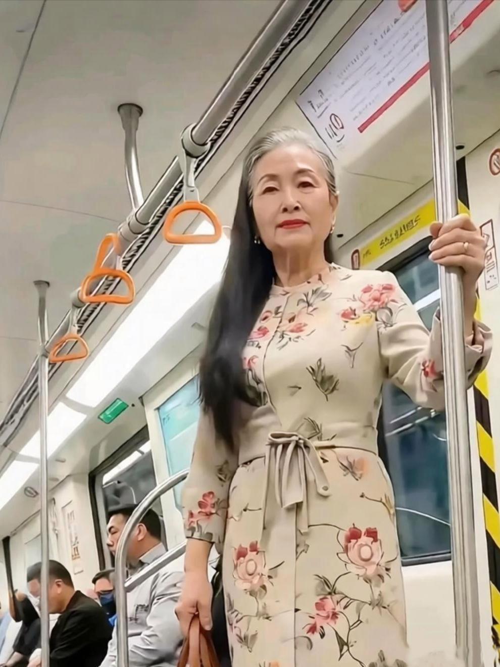 地铁偶遇精致阿姨，穿搭亮眼发型却引热议地铁偶遇一位60多岁阿姨，瞬间让人眼
