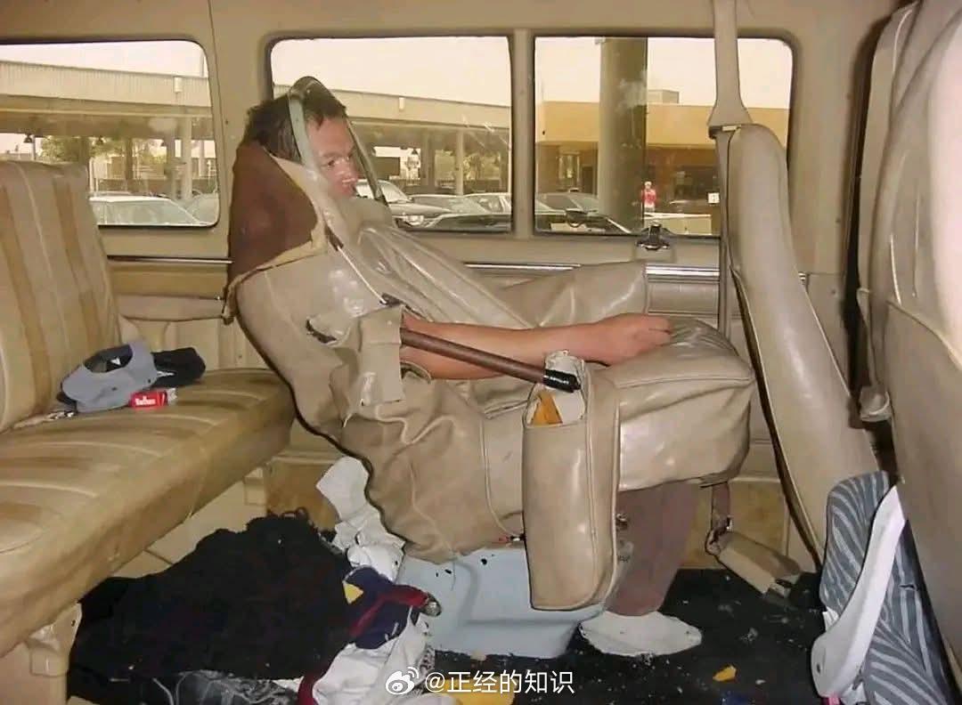 2001年，一名男子试图通过汽车座椅潜入美国​​​