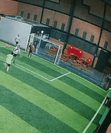 这下你相信了吧。倒钩射门不是谁都可以的。