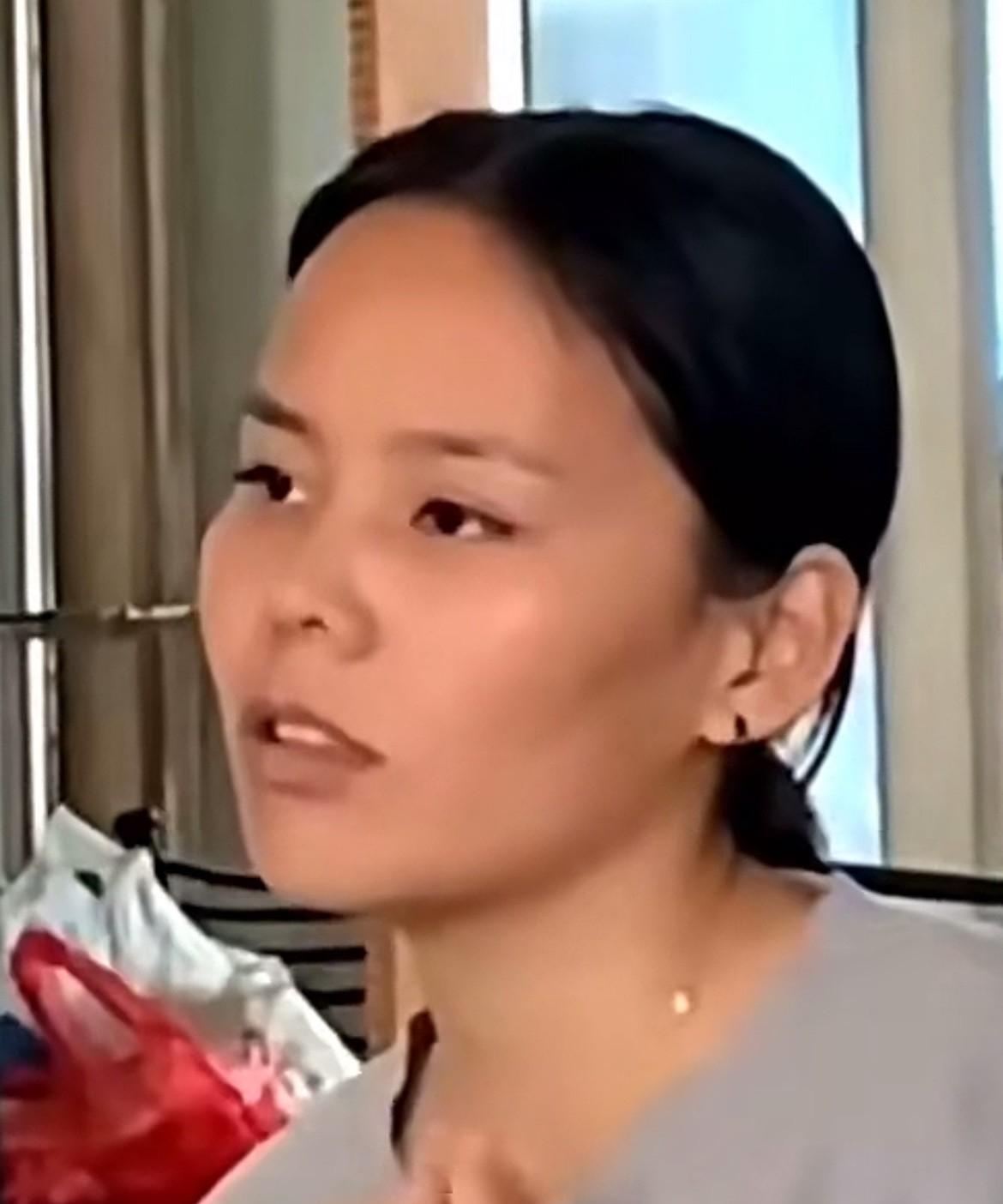 熊磊的叛逆，傲慢与无礼，来源于原生家庭，她小时候跟着父母在吉隆坡长大，早期一家人