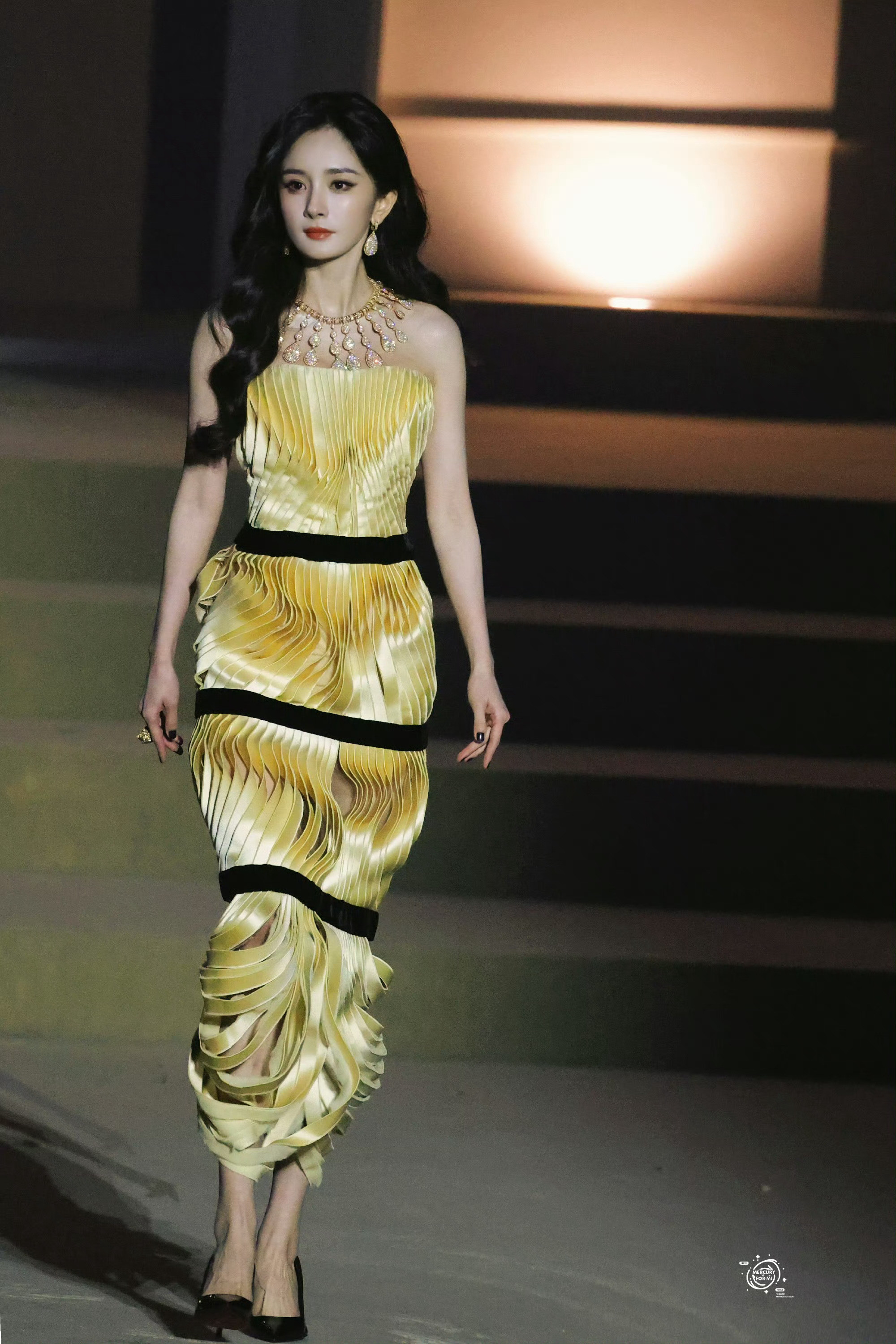 她切的是玫瑰，我们“切”的是心跳！这个女人总能轻易撩动人心。宝贝，下次准备“切”