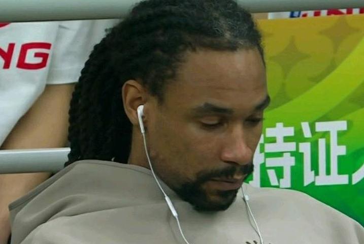 广东队还能发生这种“荒唐”事情！杜峰双标！比赛惨败，场下萨林杰戴耳机玩手机笑了，