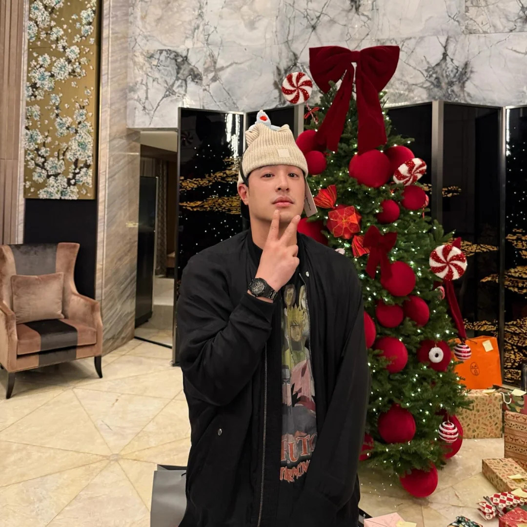 潘玮柏&宣云夫妇和陈妍希等好友，一起庆祝圣诞节。