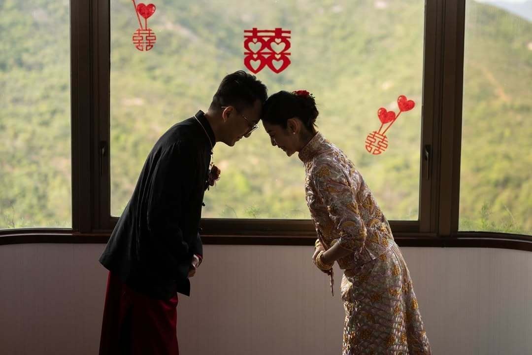 卫诗雅分享中式婚服照​​​