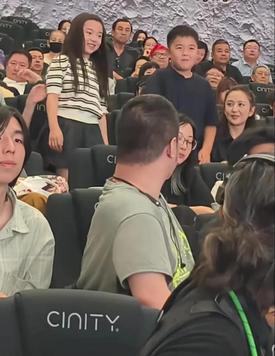 董璇与佟丽娅在娱乐圈里是闺蜜关系，她俩的模样颇为相像，要是说她俩是亲姐妹，恐怕也
