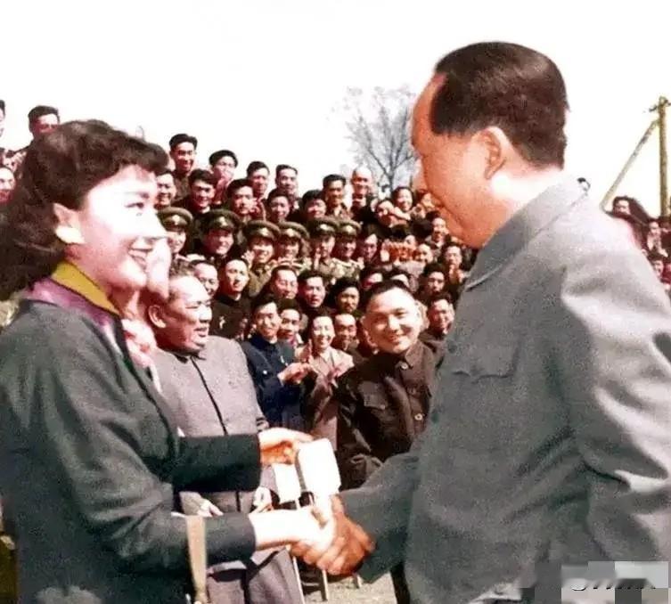 这位女星亭亭玉立、皮肤白皙、貌美如花、笑容可掬。她受到毛主席的亲切接见，显得十分