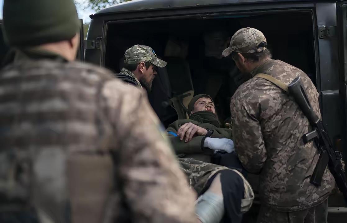 一些俄军士兵在战场上的建筑之中发现乌军之后，会询问他们投不投降，要是不投降的话就