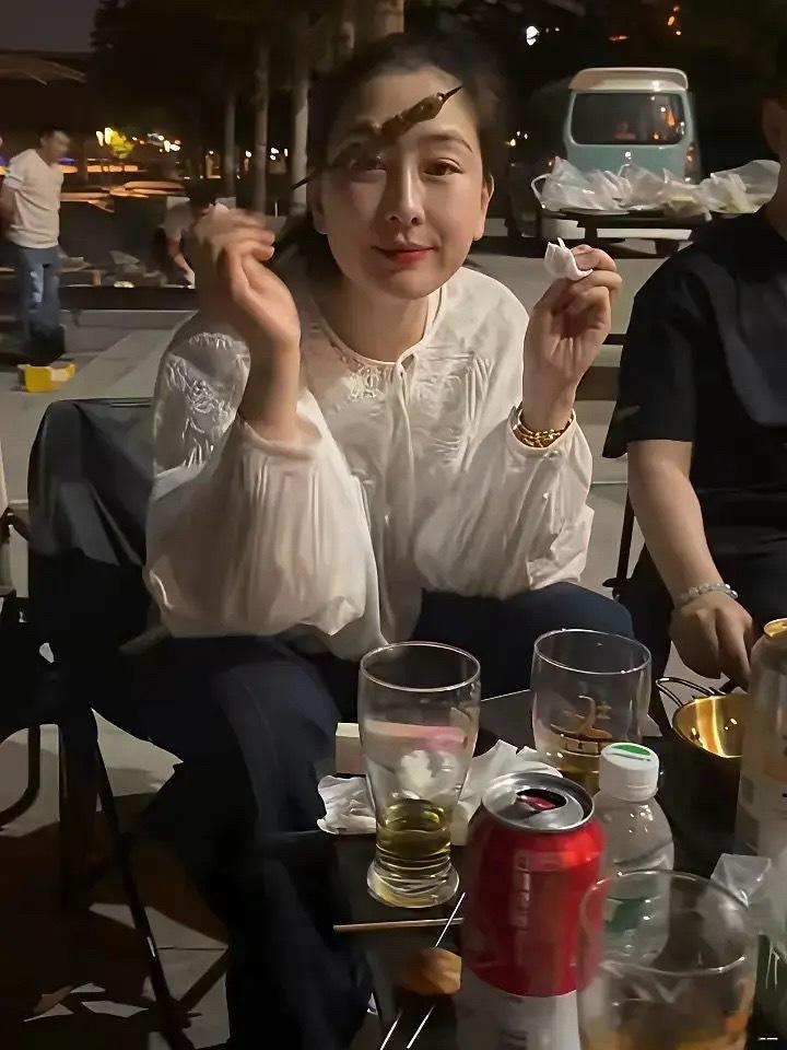 原来明星也会这么接地气，坐在路边吃烧烤