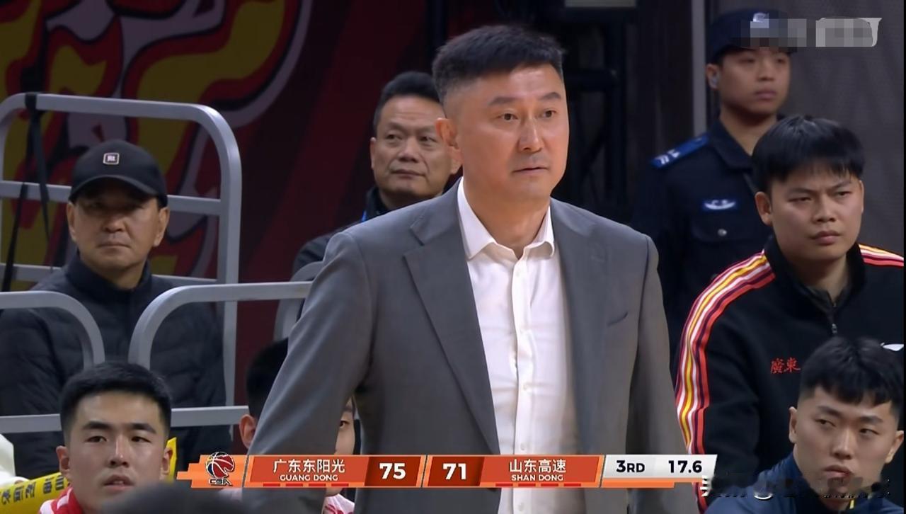 广东东阳光主帅杜峰真是气炸了！在今天广东东阳光主场迎战山东高速的比赛中，当时比赛