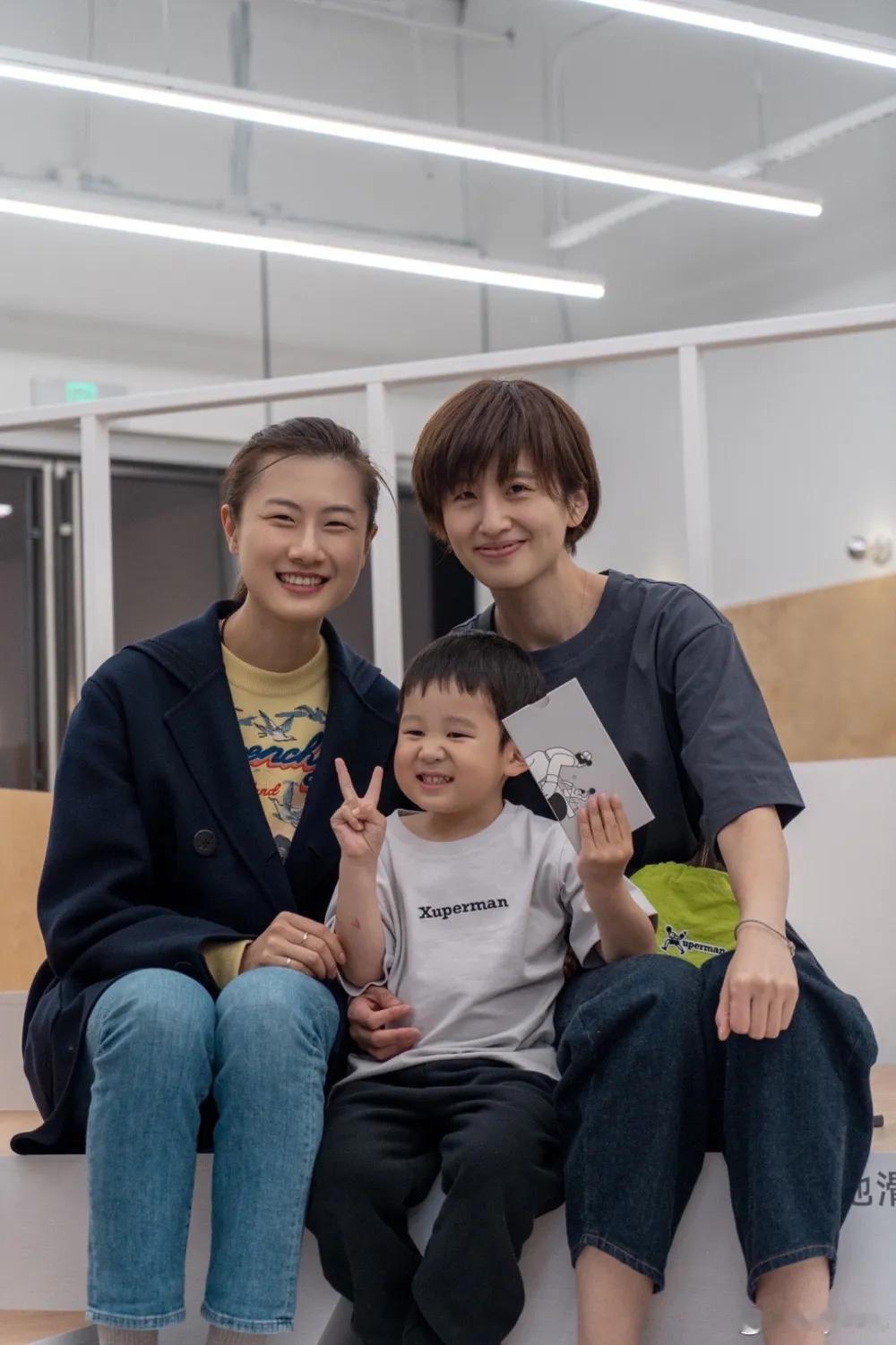 国乒神仙闺蜜！2023年丁宁与姚彦母子在许昕球馆同框。当年两位女神国家队朝夕相伴