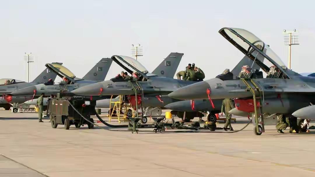 歼-10C现身伊朗！巴空军三次出手都没用F-16，中系战机站稳中东没错，这是