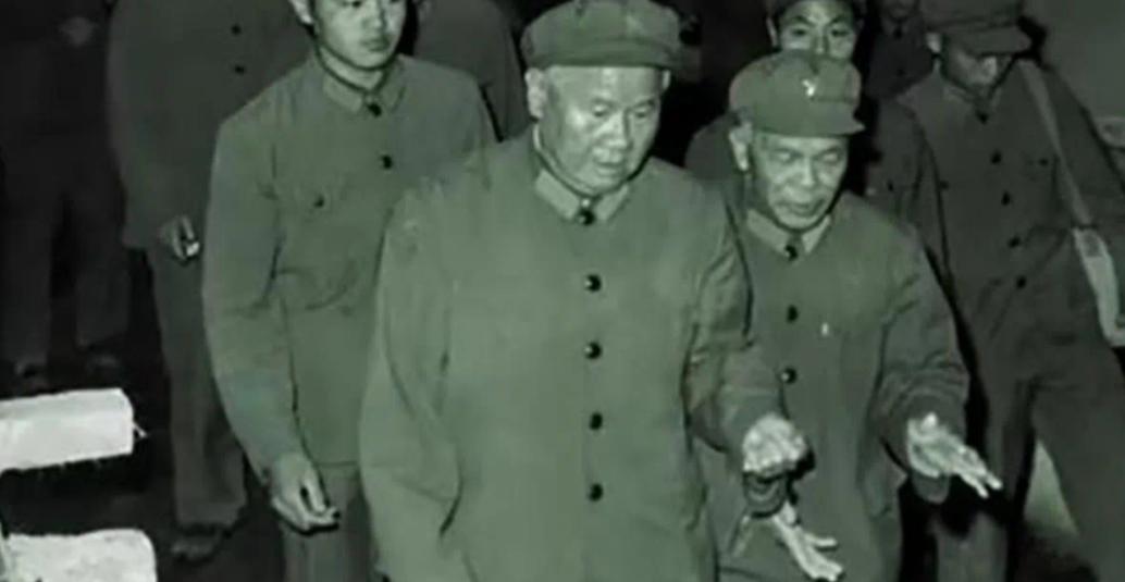 1984年，陈再道正在家中享受宁静时，突然传来敲门声。几名穿着制服的人闯