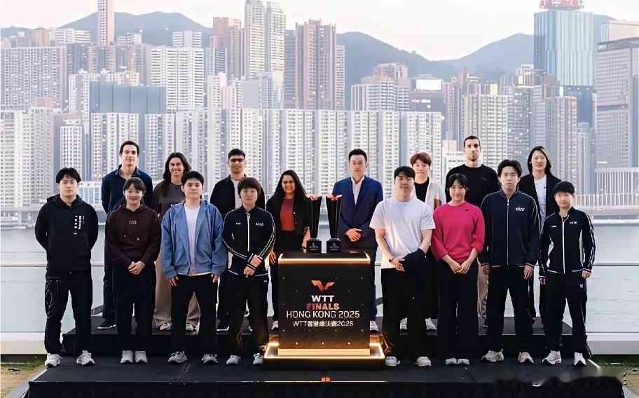 第一次看见莎莎和王楚钦站合照边儿上。弄半天，他俩拿的是外卡。这照片看得我有点