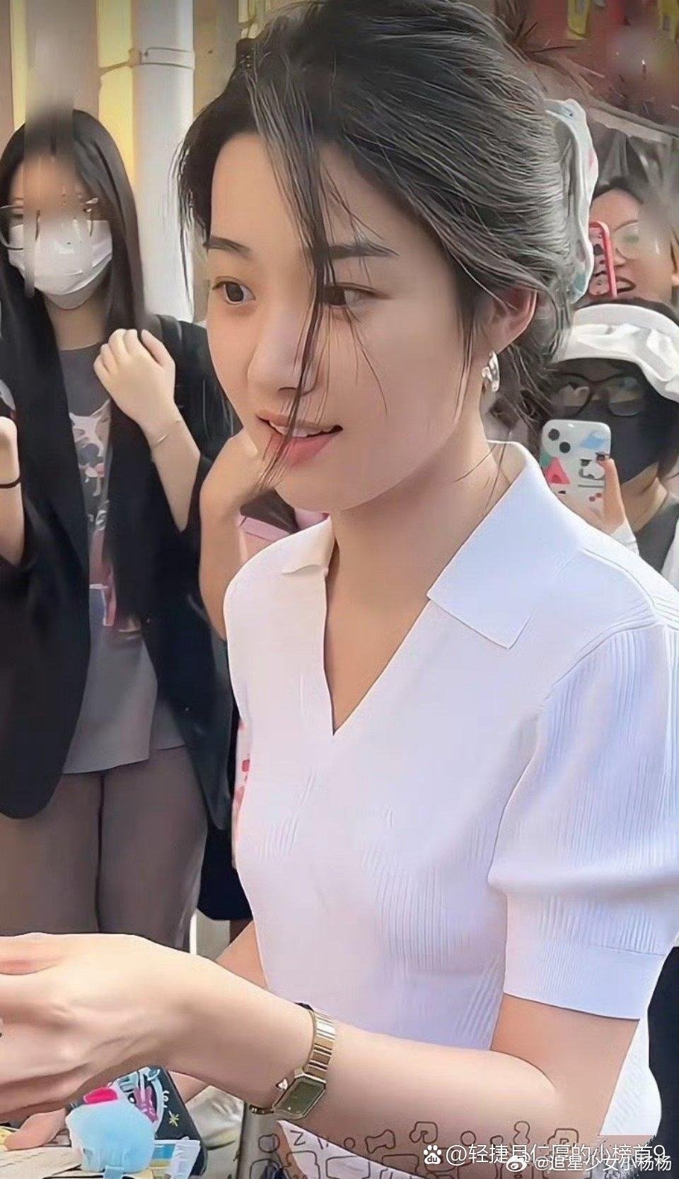 卢昱晓不化妆也超美，皮肤好气质佳，这妥妥就是素颜女神呀，让人忍不住多看几眼呢​