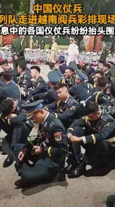 羡慕死了！中国仪仗兵列队走过越南阅兵彩排现场，路边休息的越南军人看得惊呆了，还有