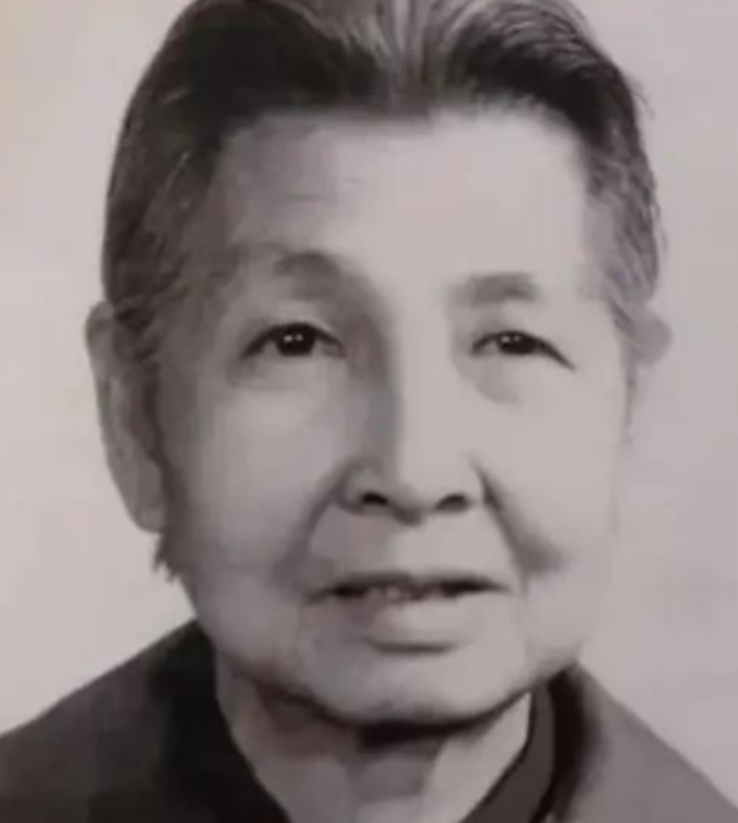 江西有个孤儿，从小靠乞讨维生。到了他23岁那年，突然有一批中央人员出现，说：“我