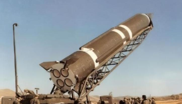 一口气花35亿买东风导弹，又砸150亿请中国驻军，付款极其爽快。谁能想到，在战火