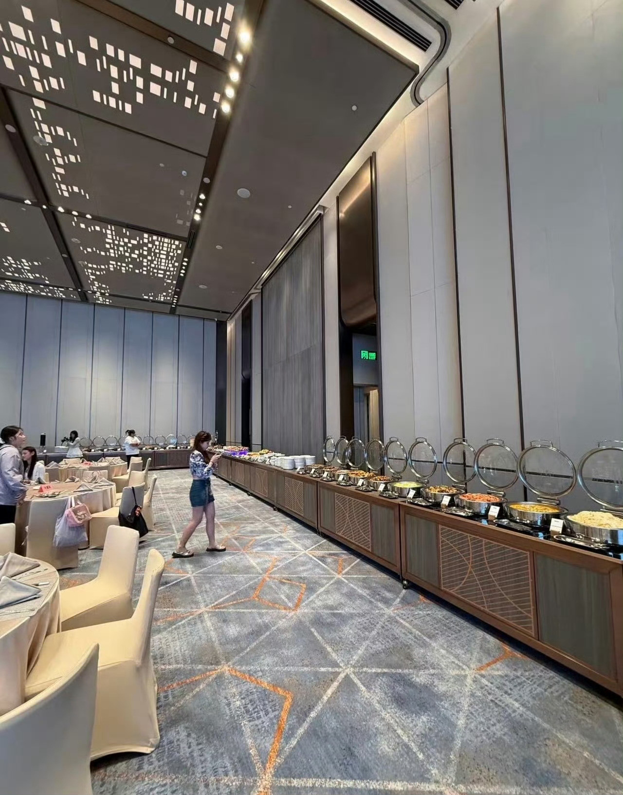我不是很明白，我不应该坐在大堂里吗？为什么现在我还在办公室啊