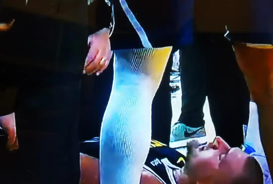 火箭别学掘金！约基奇倒下才懂2周停赛，膝盖炎症，掘金队医一句话：长期高负荷