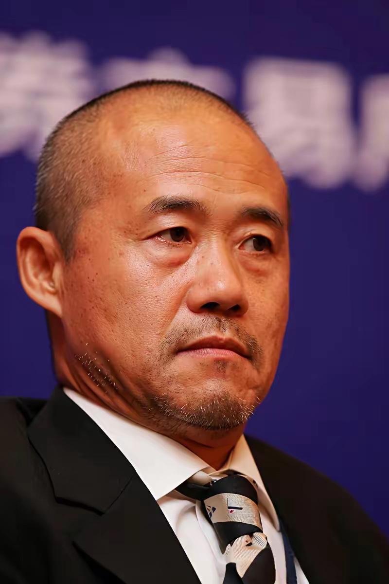 看王石年轻时候照片，那眼神、那神态，确实感觉他不是善茬。年轻的王石眼神中透着一股