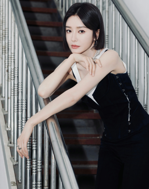 秦岚楼梯大片，保存下来可当壁纸