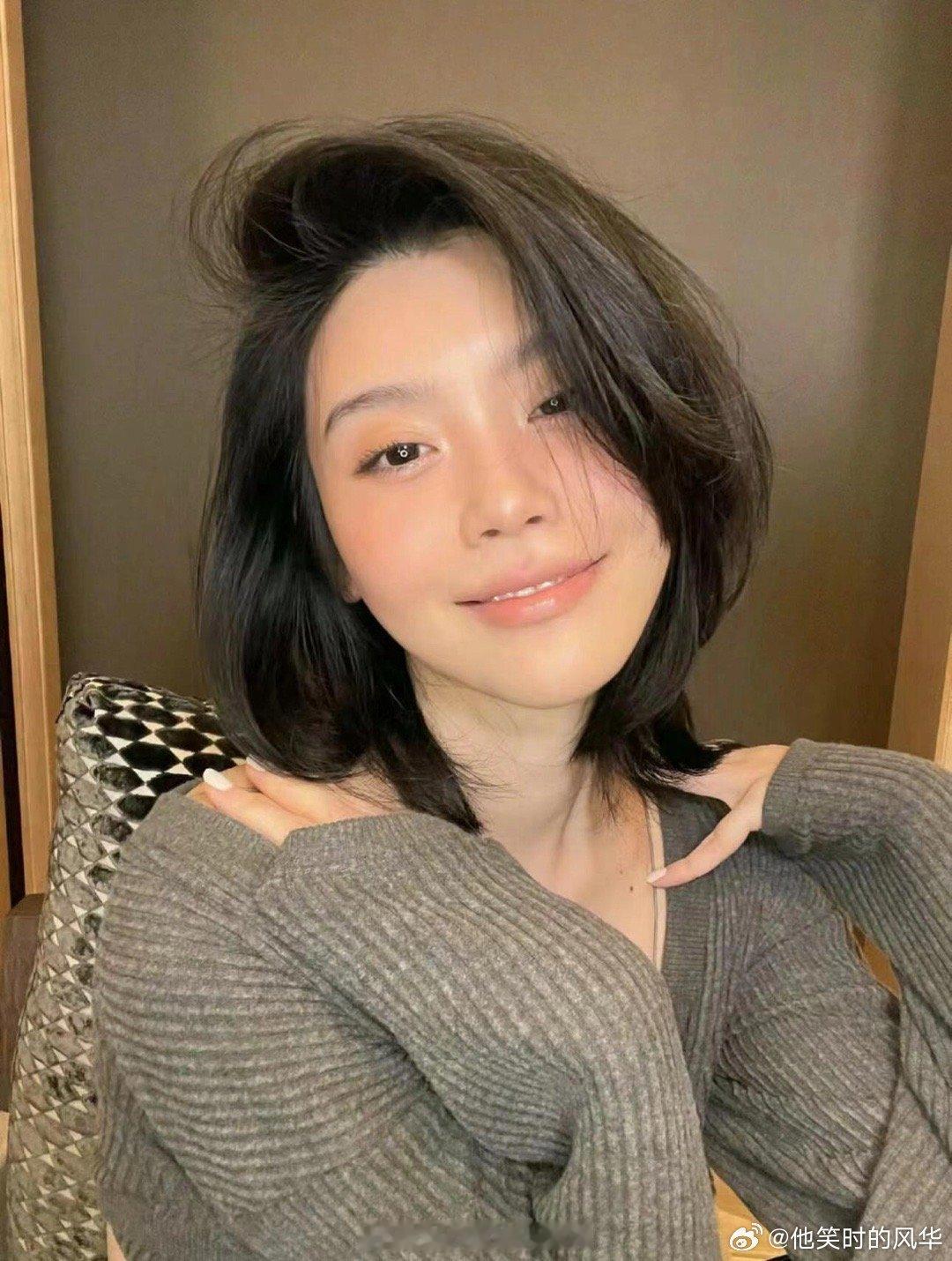 奚梦瑶晒当妈后的幸福变化当妈后眼神都变柔了！她既在FENDI秀场气场全开，又能