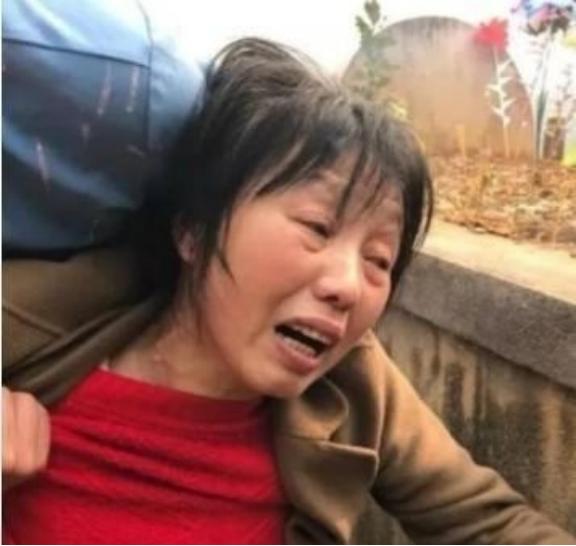 1984年，一战士为国捐躯，新婚20天妻子拒绝改嫁并坚持生下遗腹子。35年后，妻