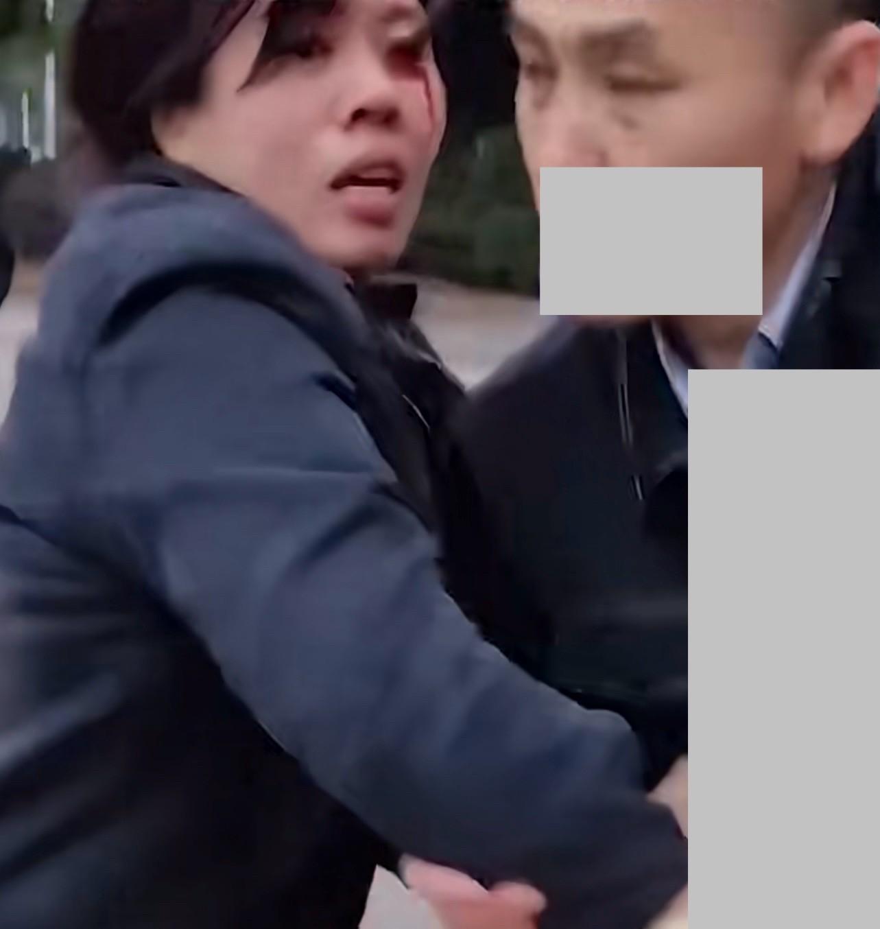 最近原配抓小三火遍全网。事情是这样的：一位妻子发现丈夫出轨，便暗中跟踪，