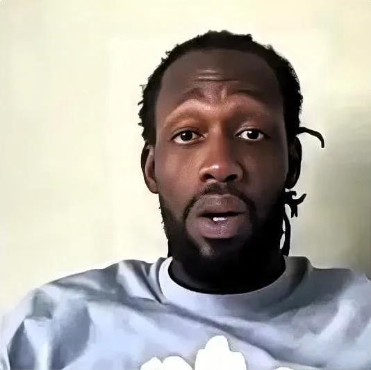 湖人名宿贝弗利说出了大实话！前NBA球员贝弗利近日在播客节目中谈到克莱时说道：