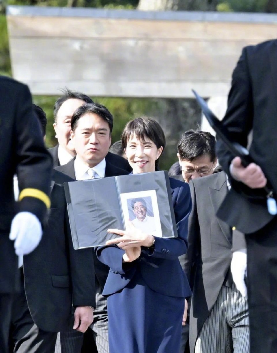 知道的是前首相，不知道的以为是亡夫呢！