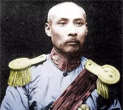 1924年10月28日，张作霖率领奉军主力入关。杨宇霆等人向他提起如何应付段祺瑞