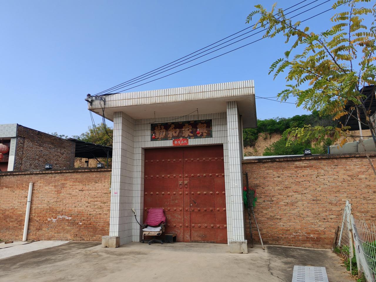 二叔要把这房子2万元抵给我我是关中小曹，父辈有三兄弟，我大和我叔，二叔二婶膝下