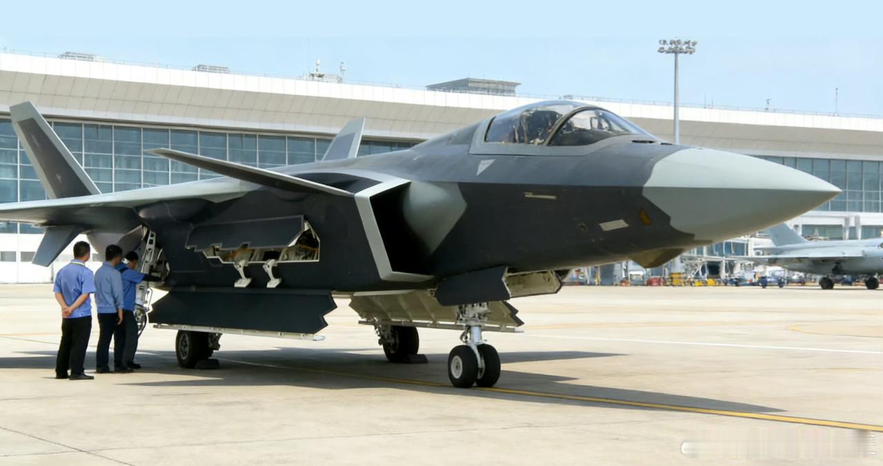 弹仓全开J-20A侧视角。