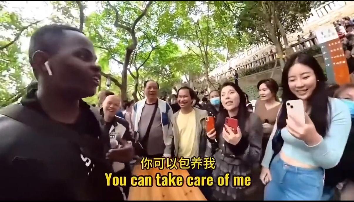 南非黑人在重庆找富婆包养，吹嘘在中国有两家公司一个来自南非的黑人来到重庆相亲
