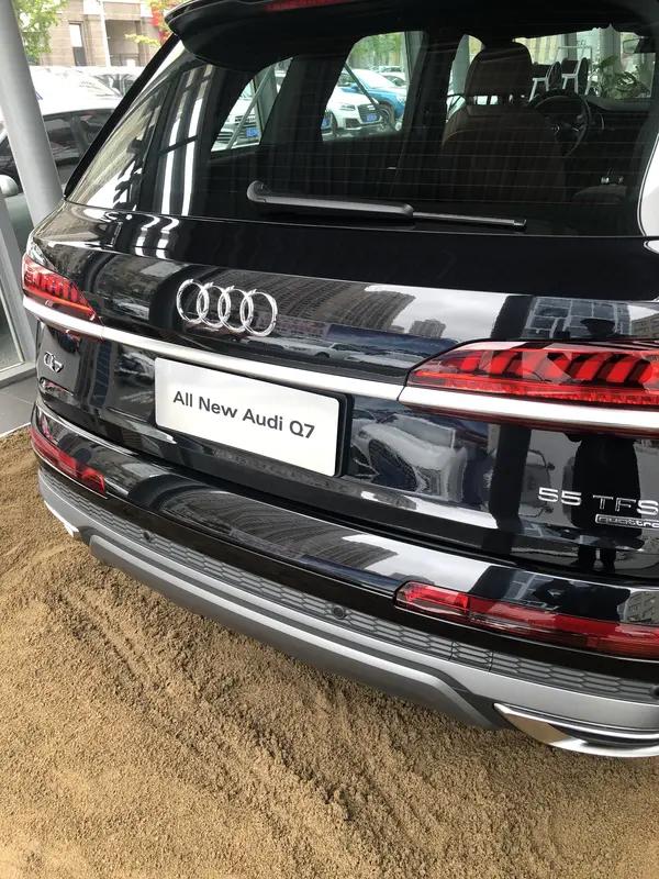 奥迪Q7和大众途锐该怎么选呢？毫不犹豫地选奥迪呀！不要和我说大众途锐开起