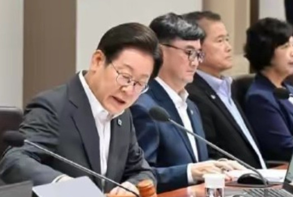 李在明开国务会议穿西装却不打领带，当场吓坏了外交部长赵兑烈！7月8日，韩国国务