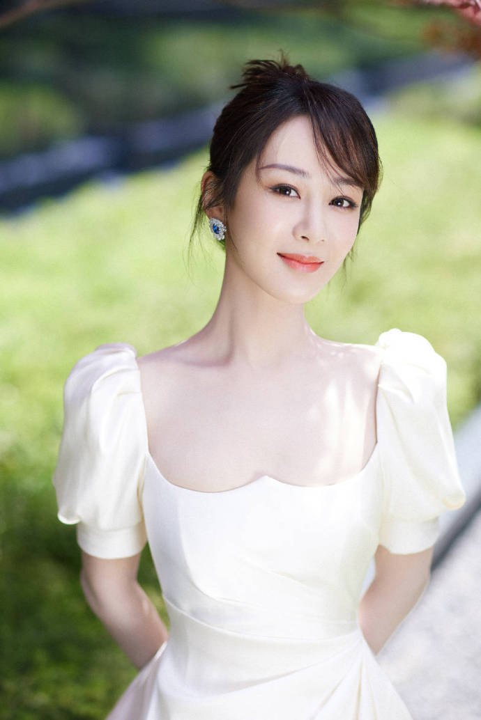 杨紫最新写真大片，杨紫穿白裙置身红叶中，好似仙女下凡，氛围感十足。明星