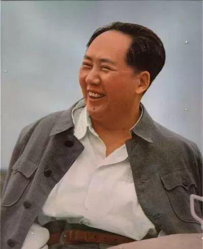 胡乔木总结道：毛主席逝世后，在怎样对待毛泽东思想问题上，出现了两种错误倾向：一种