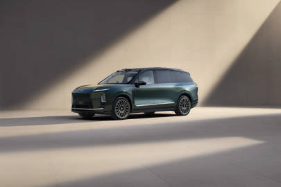 蔚来ES8开着是真舒服，尤其适合家庭出行。三排座椅都能加热通风，坐久了也不闷，零