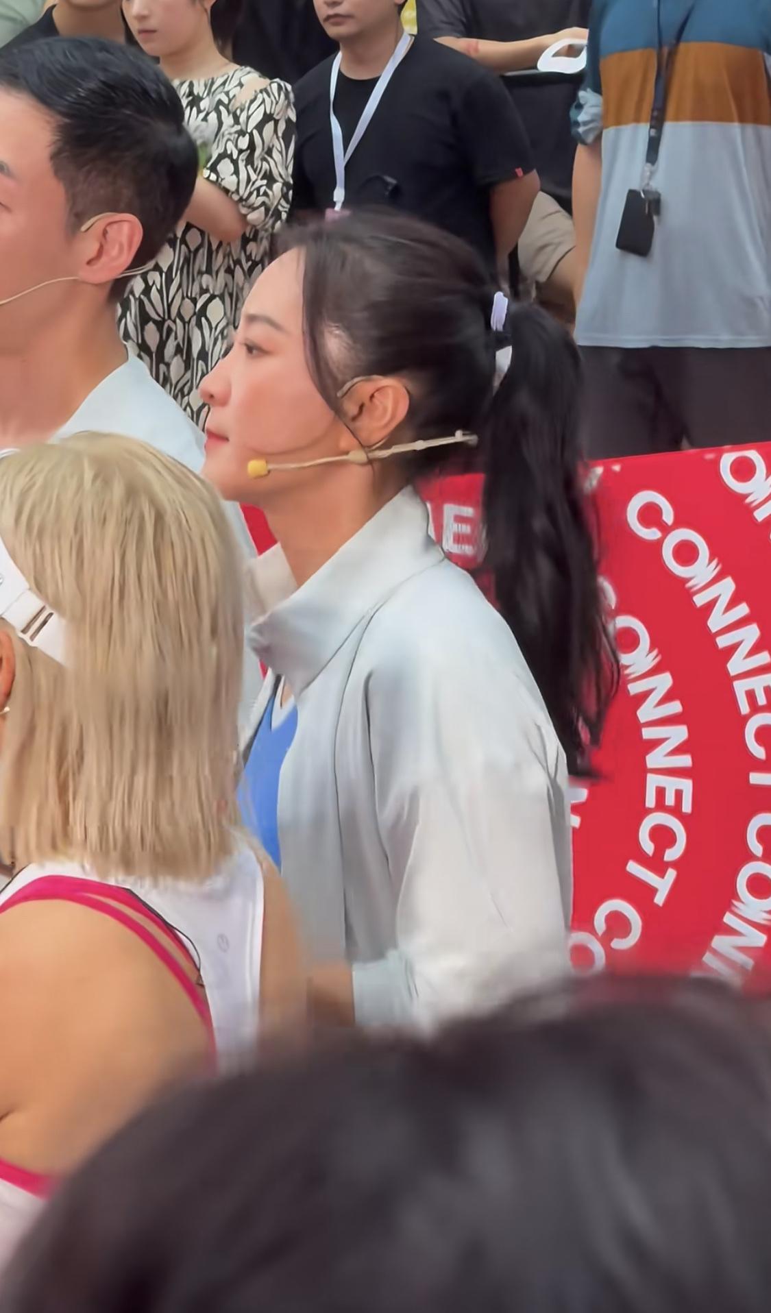 贾玲这算减肥成功，没有反弹了吧！整个人在路人镜头下还挺美的……最近作为运动品