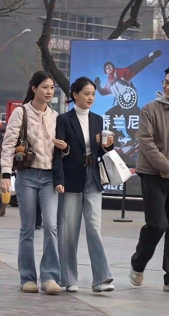 事实证明，紧身裤比宽松款好看。​​​