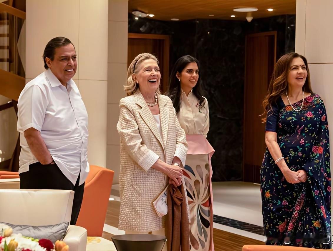 希拉里忙里偷闲，最近来到了印度首富的家里，在一起其乐融融，关系非常融洽，印度首富