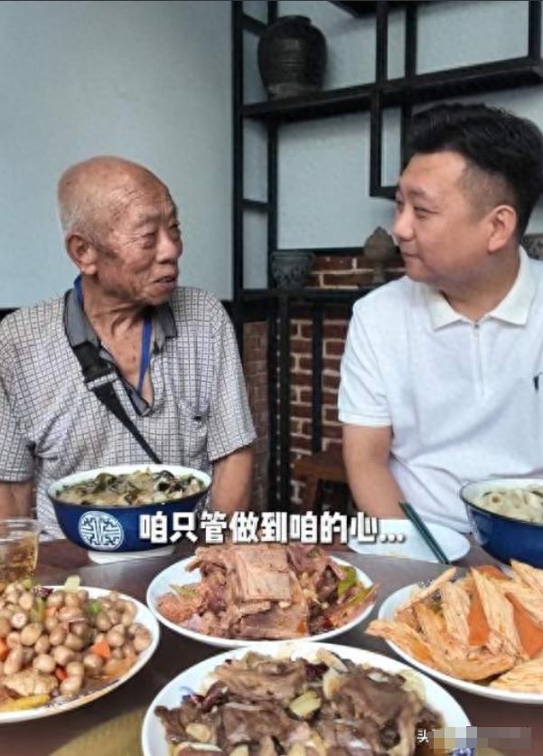 吵翻天！博主买光老农民的菜，还带其下馆子，分别后老人竟意外离世，网友：都是博主害