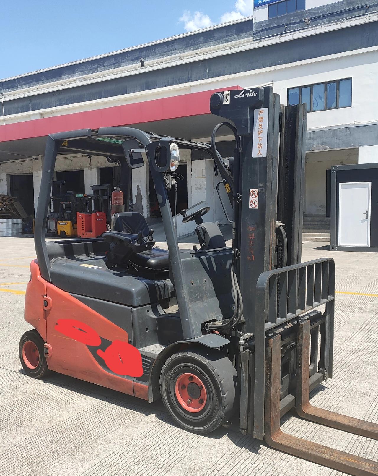 16元一小时招了一批临时工，其中发现有一个员工简历上写会开叉车，厂里正好在招一个